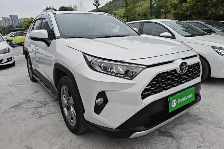Toyota RAV4 2021 — фото 3