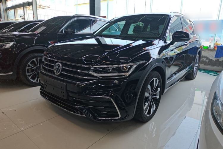 Volkswagen Tiguan L 2023 — фото 1