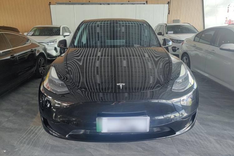 Tesla Model Y 2024 — 2