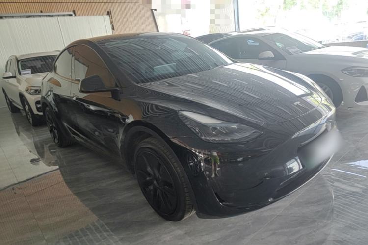 Tesla Model Y 2024 — 3
