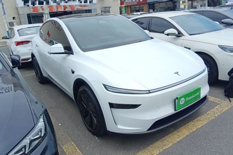 Tesla Model Y 2026 — 3