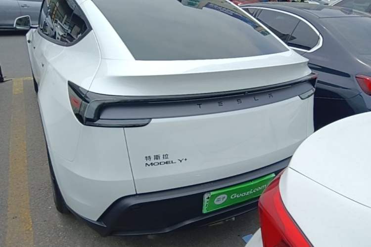Tesla Model Y 2026 — 5