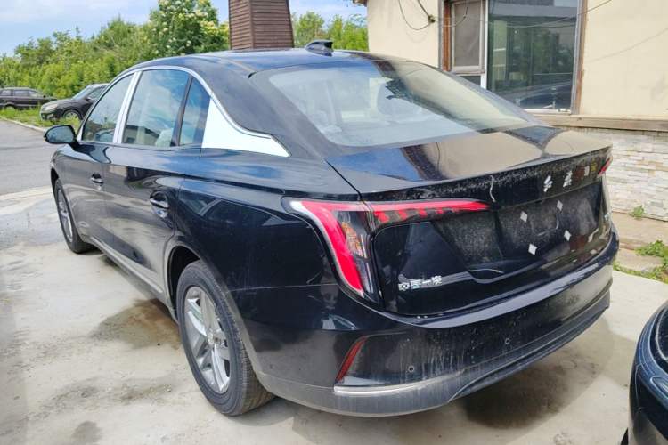 Hongqi E-QM5 2025 — 4