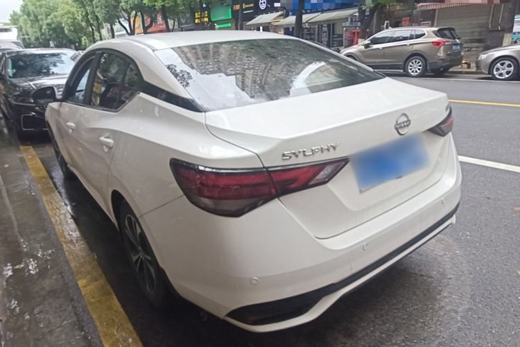 Nissan Sentra 2023 — 4