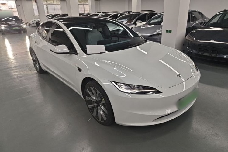 Tesla Model 3 2025 — 3