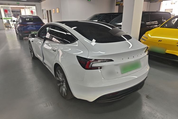Tesla Model 3 2025 — 4