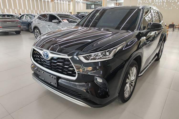 Toyota Highlander 2023 — фото 1