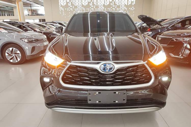 Toyota Highlander 2023 — фото 2
