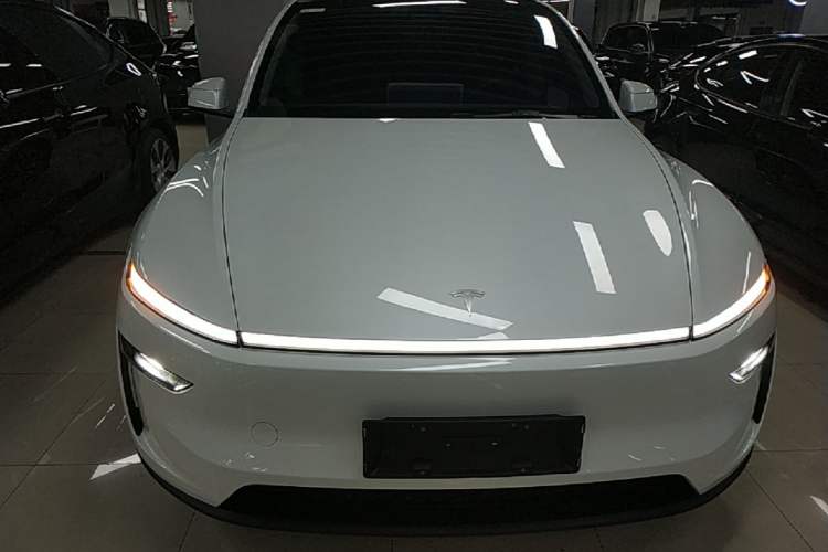 Tesla Model Y 2025 — 2