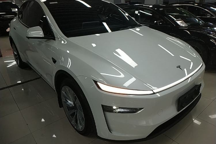 Tesla Model Y 2025 — 3