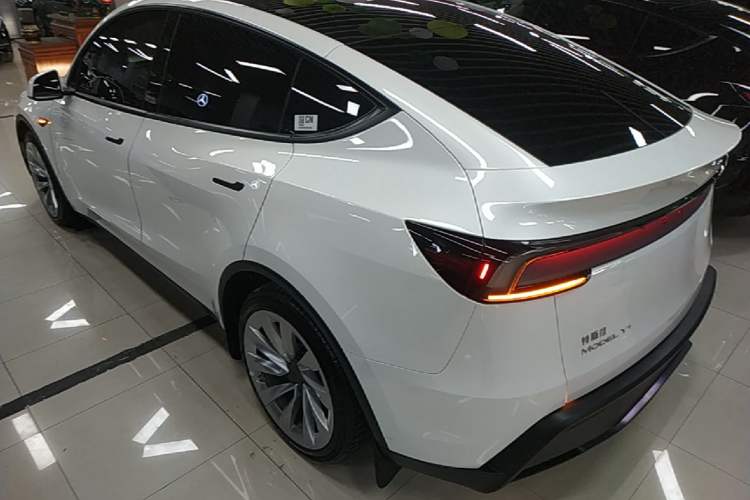 Tesla Model Y 2025 — 4