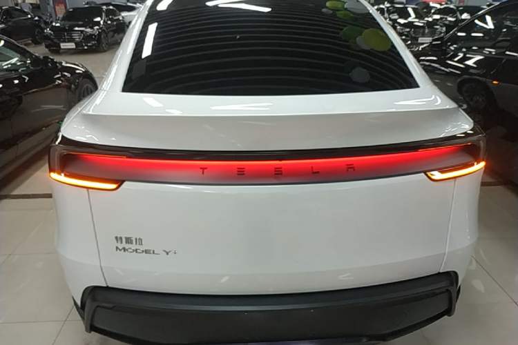 Tesla Model Y 2025 — 5