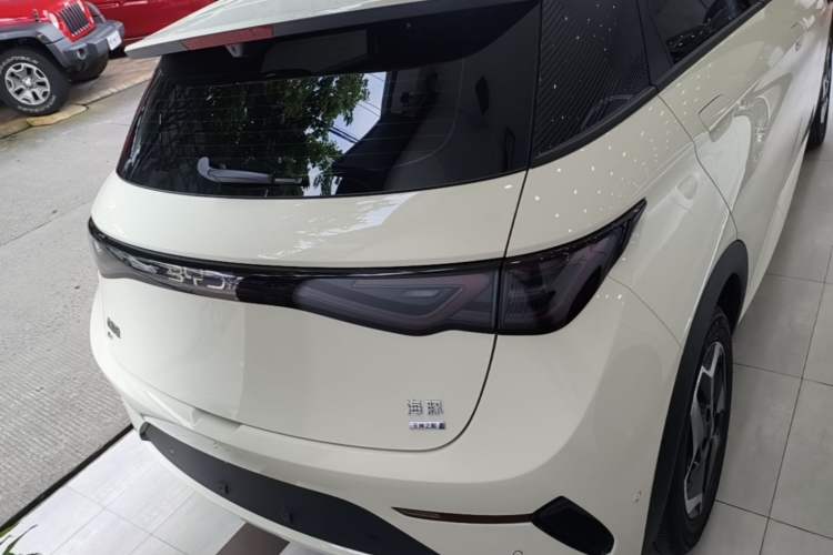 BYD Dolphin 2025 — 5