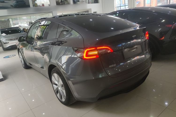 Tesla Model Y 2021 — 4