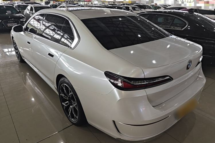 BMW 735Li 2023 — фото 4