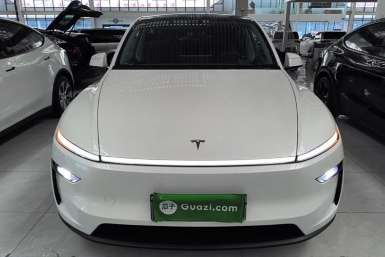 Tesla Model Y 2025 — 2