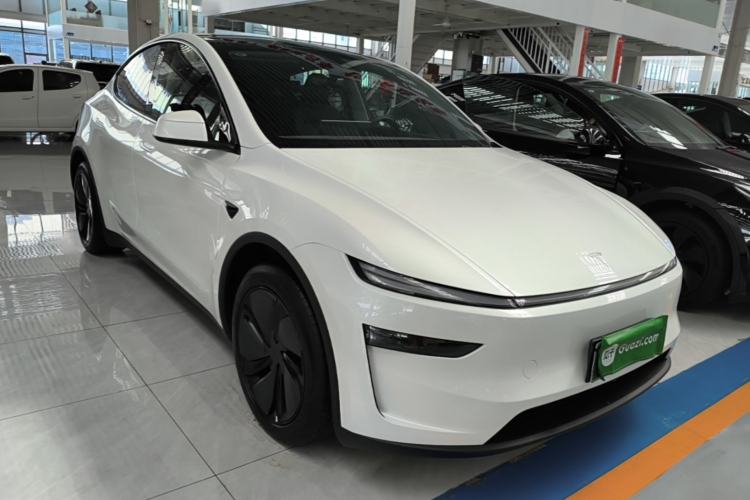 Tesla Model Y 2025 — 3