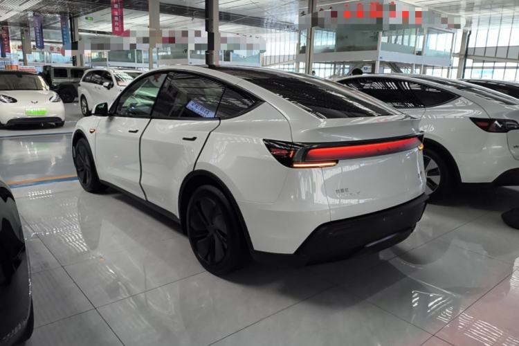 Tesla Model Y 2025 — 4
