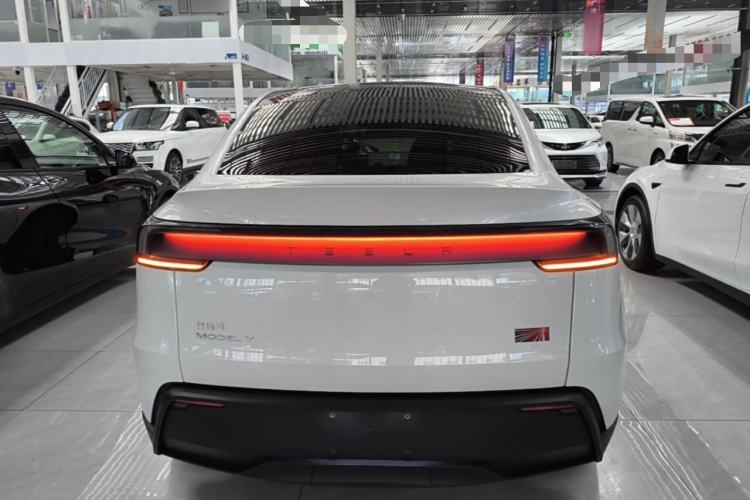 Tesla Model Y 2025 — 5