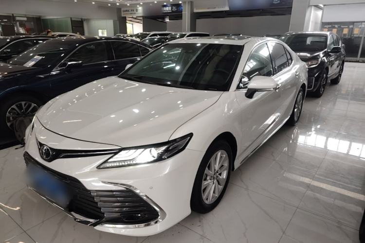 Toyota Camry 2023 — фото 1