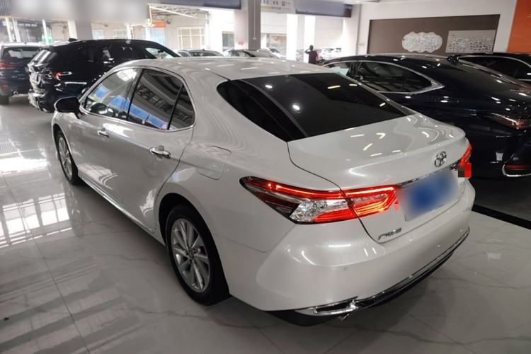 Toyota Camry 2023 — фото 4