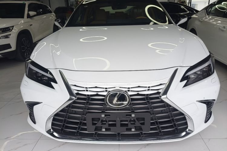 Lexus ES 200 2025 — 2