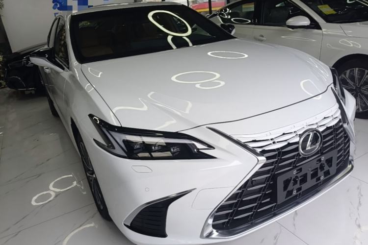 Lexus ES 200 2025 — 3