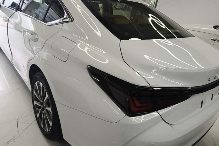 Lexus ES 200 2025 — 4
