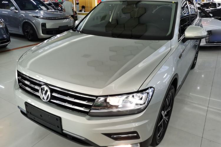 Volkswagen Tiguan L 2020 — фото 1