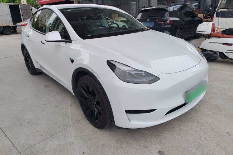 Tesla Model Y 2024 — 3