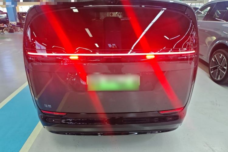 Li Auto MEGA 2025 — 5
