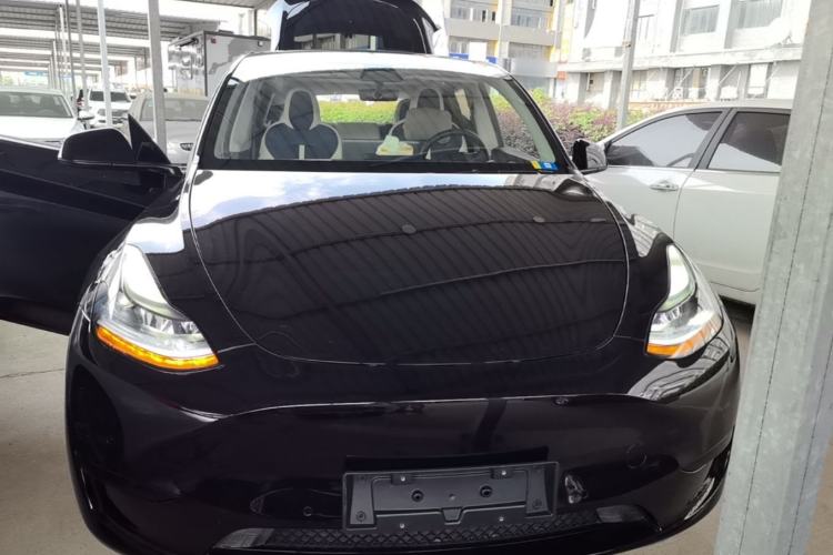 Tesla Model Y 2023 — 2