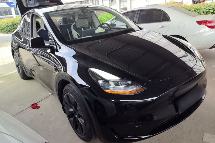 Tesla Model Y 2023 — 3
