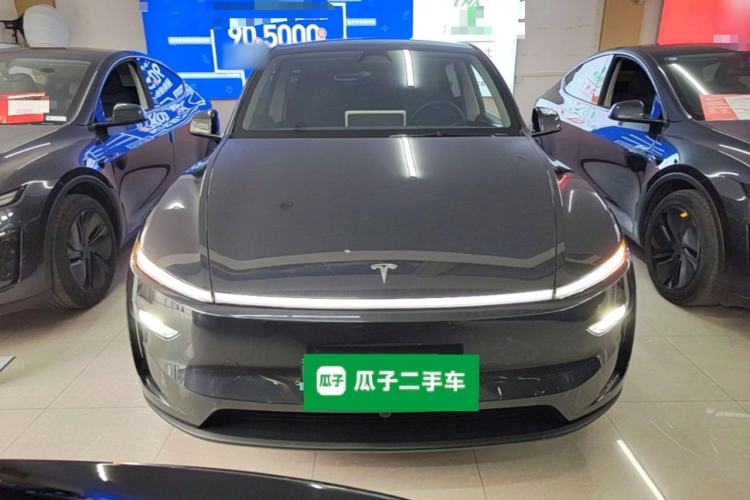 Tesla Model Y 2025 — 2
