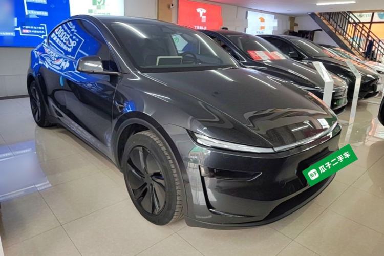 Tesla Model Y 2025 — 3