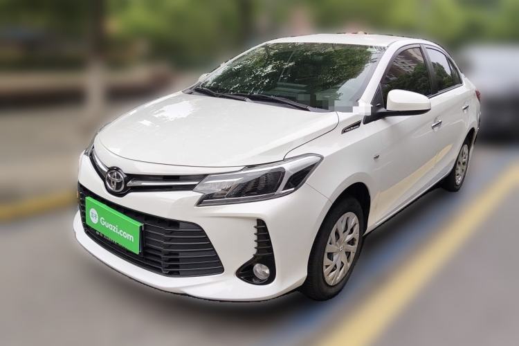 Toyota Yaris 2022 — фото 1