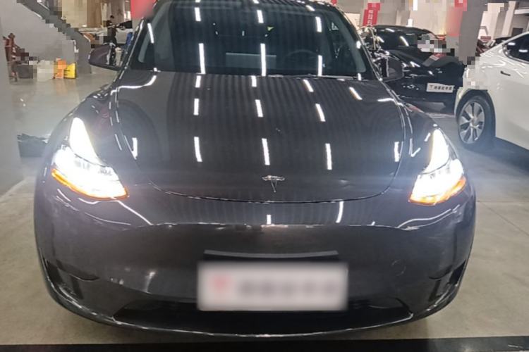 Tesla Model Y 2024 — 2