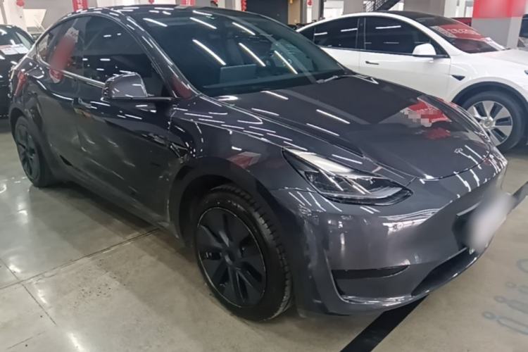 Tesla Model Y 2024 — 3