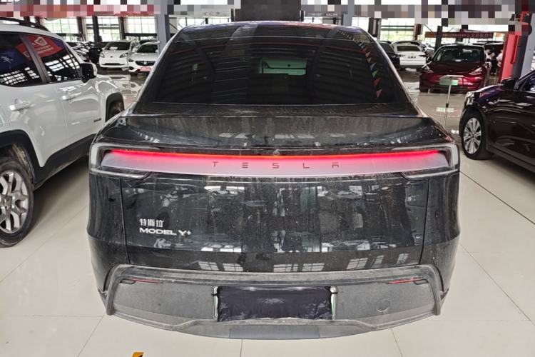 Tesla Model Y 2026 — 5