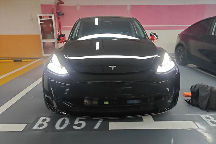 Tesla Model Y 2023 — 2