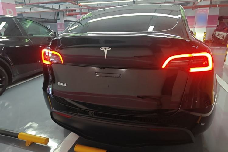 Tesla Model Y 2023 — 5