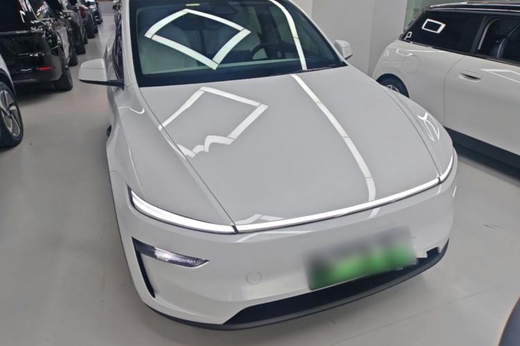 Tesla Model Y 2025 — 2