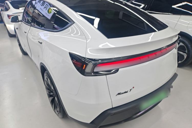 Tesla Model Y 2025 — 4