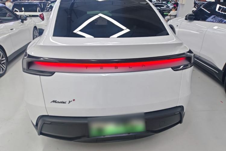 Tesla Model Y 2025 — 5