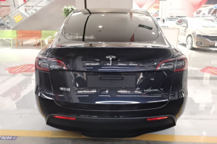 Tesla Model Y 2024 — 5