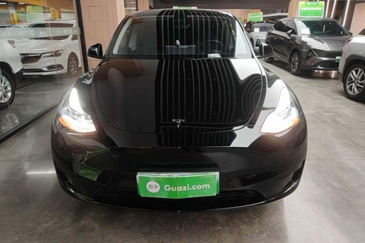 Tesla Model Y 2023 — 2