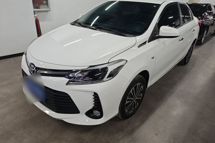 Toyota Yaris 2022 — фото 1