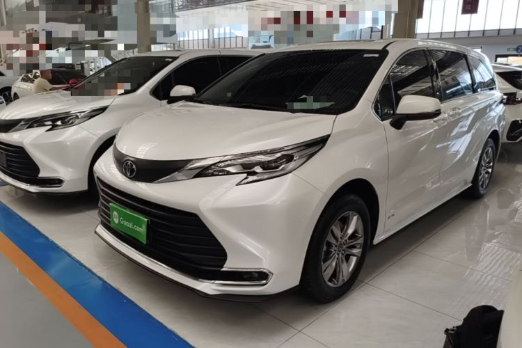 Toyota Sienna 2024 — фото 1