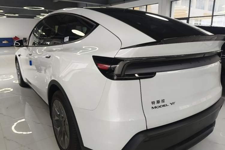 Tesla Model Y L 2025 — фото 4