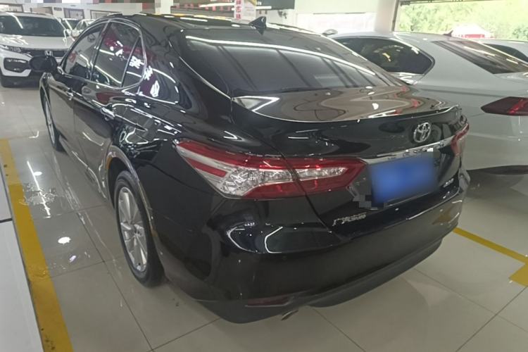 Toyota Camry 2021 — 4